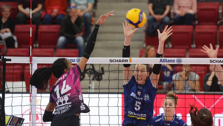 Stuttgart , Bundesliga Volleyball Quarterfinals Game 1 , Allianz MTV Stuttgart vs Schwarz Weiß Erfurt , from left Alianza Darley Erfurt Lydia Grote Stgt