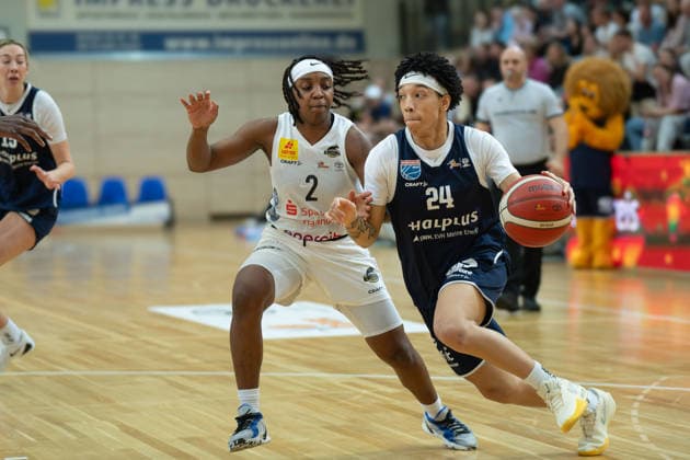 Lashae Dwyer Luchse, 2 , Liz Smith Lions, 24 , Syntainics MBC vs TK Hannover Luchse, Women, Basketball, 1 Bundesliga, DBBL, Main Round, 21 Matchday, Season 2025 26, 22 03 2026 Halle SWH Arena Sachsen Anhalt Germany