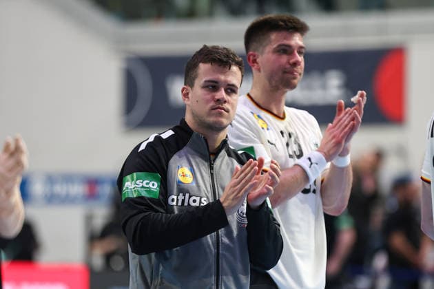 22 03 2026, Handball, international match men, Germany Egypt, ÖVB Arena Bremen Tim Freihöfer Germany 02 claps to the fans with Renars Uscins Germany 23 in the background xKamilxWilkowskixPressPhotoKochx Bremen Germany