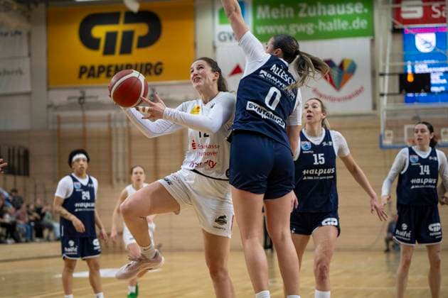 Toyota DBBL 2025 2026 Syntainics MBC vs TK Hannover Luchse Halle Saale, Germany 22 March 2026 In the picture from left Rowena Jongeling Hannover and Alexia Allesch Halle Halle Saale swh Arena Sachsen Anhalt Germany