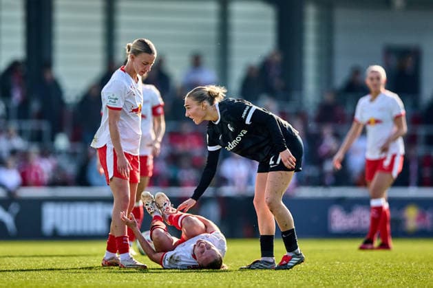 22 03 2026, GER, Womens Soccer, BL, 2025 2026, RB Leipzig SC Freiburg Lou Ann Joly 6, RB Leipzig , fouled on the ground, pain Leipzig training center of the Red Bull Saxony Germany