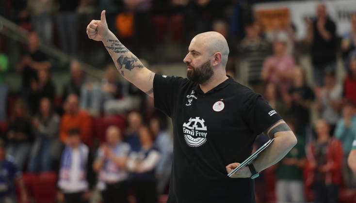 Stuttgart , Bundesliga Volleyball Quarterfinals Game 1 , Allianz MTV Stuttgart vs Schwarz Weiß Erfurt , Coach Konstantin Bitter Stgt
