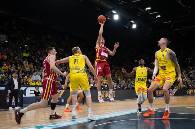 GER, Basketball, easy Credit BBL, EWE Baskets Oldenburg vs Fitness First Würzburg Baskets 22 03 2026, EWE Arena, Oldenburg, GER, easy Credit BBL, EWE Baskets Oldenburg vs Fitness First Würzburg Baskets, in the picture Brae IVEY FIT One WuÌˆrzburg Baskets 11 Christian SKLADANOWSKI FIT One WuÌˆrzburg Baskets 19 Seth HINRICHS EWE Baskets Oldenburg 21 Chris CLEMONS EWE Baskets Oldenburg 3 Tomislav ZUBCIC EWE Baskets Oldenburg 33 nordphotoxgmbhx xRojahn nph00310