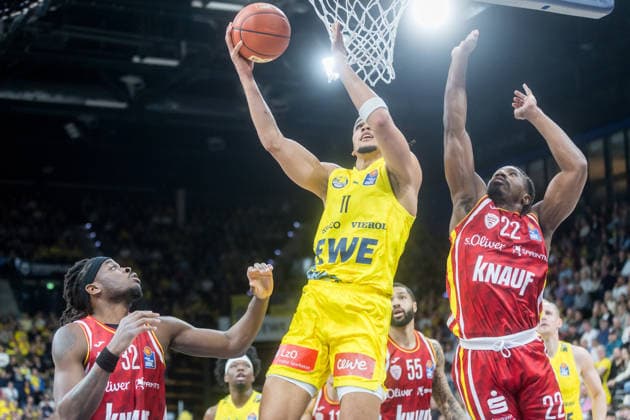 Oldenburg, Lower Saxony, DEU, 22 03 2026, Nicholas Tischler center, EWE Baskets Oldenburg , Johnathan Stove right, Fitness First Würzburg Baskets and Charles Thompson left, Fitness First Würzburg Baskets EWE Baskets Oldenburg vs Fitness First Würzburg Baskets Basketball 1 Basketball Bundesliga Season 2025 2026, Matchday 23, Grosse EWE Arena EWE Baskets Oldenburg vs Fitness First Würzburg Baskets www.andreas-burmann.de
