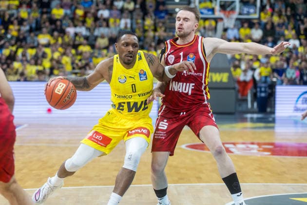 Oldenburg, Lower Saxony, DEU, 22 03 2026, Kyle Lofton left, EWE Baskets Oldenburg and Lukas Herzog right, Fitness First Würzburg Baskets EWE Baskets Oldenburg vs Fitness First Würzburg Baskets Basketball 1 Basketball Bundesliga Season 2025 2026, Matchday 23, Grosse EWE Arena EWE Baskets Oldenburg vs Fitness First Würzburg Baskets www.andreas-burmann.de