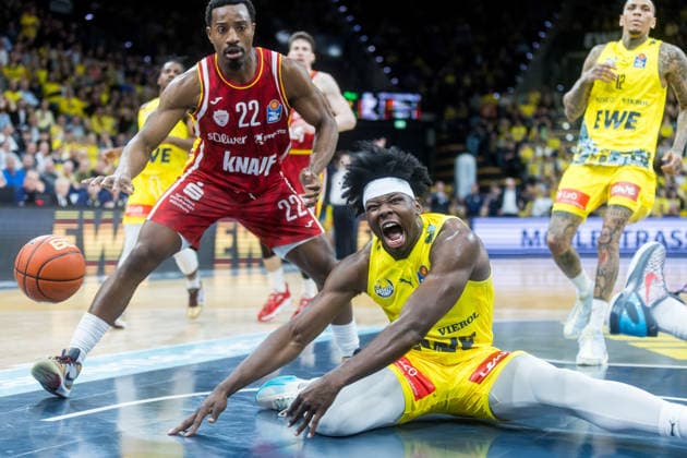 Oldenburg, Lower Saxony, DEU, 22 03 2026, Brian Fobbs center, EWE Baskets Oldenburg and Johnathan Stove left, Fitness First Würzburg Baskets EWE Baskets Oldenburg vs Fitness First Würzburg Baskets Basketball 1 Basketball Bundesliga Season 2025 2026, Matchday 23, Grosse EWE Arena EWE Baskets Oldenburg vs Fitness First Würzburg Baskets www.andreas-burmann.de