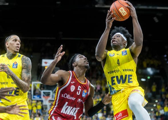 Oldenburg, Lower Saxony, DEU, 22 03 2026, Brian Fobbs right, EWE Baskets Oldenburg , Marcus Carr center, Fitness First Würzburg Baskets and Michale Kyser left, EWE Baskets Oldenburg EWE Baskets Oldenburg vs Fitness First Würzburg Baskets Basketball 1 Basketball Bundesliga Season 2025 2026, Matchday 23, Grosse EWE Arena EWE Baskets Oldenburg vs Fitness First Würzburg Baskets www.andreas-burmann.de
