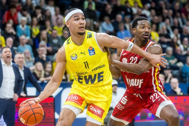 Oldenburg, Lower Saxony, DEU, 22 03 2026, Nicholas Tischler left, EWE Baskets Oldenburg and Johnathan Stove right, Fitness First Würzburg Baskets EWE Baskets Oldenburg vs Fitness First Würzburg Baskets Basketball 1 Basketball Bundesliga Season 2025 2026, Matchday 23, Grosse EWE Arena EWE Baskets Oldenburg vs Fitness First Würzburg Baskets www.andreas-burmann.de