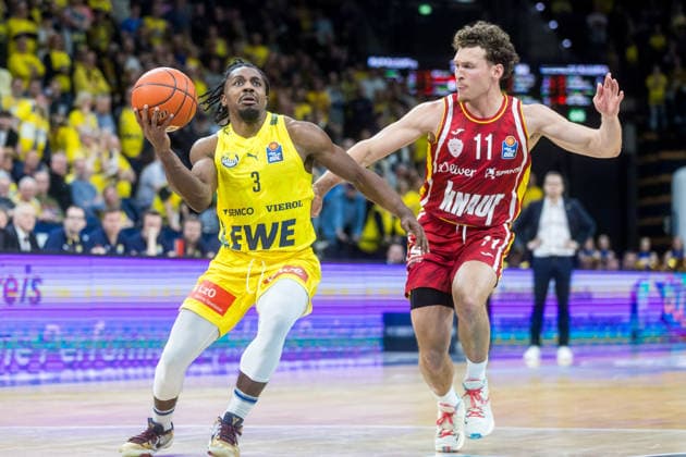 Oldenburg, Lower Saxony, DEU, 22 03 2026, Christopher Clemons left, EWE Baskets Oldenburg and Brae Ivey right, Fitness First Würzburg Baskets EWE Baskets Oldenburg vs Fitness First Würzburg Baskets Basketball 1 Basketball Bundesliga Season 2025 2026, Matchday 23, Grosse EWE Arena EWE Baskets Oldenburg vs Fitness First Würzburg Baskets www.andreas-burmann.de