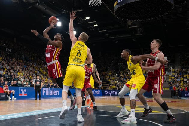 GER, Basketball, easy Credit BBL, EWE Baskets Oldenburg vs Fitness First Würzburg Baskets 22 03 2026, EWE Arena, Oldenburg, GER, easy Credit BBL, EWE Baskets Oldenburg vs Fitness First Würzburg Baskets, pictured Marcus CARR FIT One WuÌˆrzburg Baskets 5 Seth HINRICHS EWE Baskets Oldenburg 21 Kyle LOFTON EWE Baskets Oldenburg 0 Christian SKLADANOWSKI FIT One WuÌˆrzburg Baskets 19 nordphotoxgmbhx xRojahn nph00310