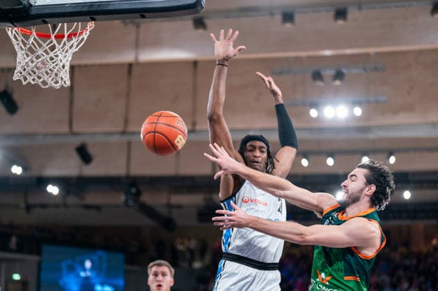 Clay Guillozet Gladiators Trier, 04 Pass, Karl Gamble Veolia Towers Hamburg, 27 , GER, Veolia Towers Hamburg vs VET CONCEPT Gladiators Trier, Basketball, Bundesliga, Matchday 15, Season 2025 2026, 22 03 2026 GER, Veolia Towers Hamburg vs VET CONCEPT Gladiators Trier, Basketball, Bundesliga, Matchday 15, Season 2025 2026, 22 03 2026 Hamburg Copyright: xEibner-Pressefoto MaxxVincenx EP_MVN