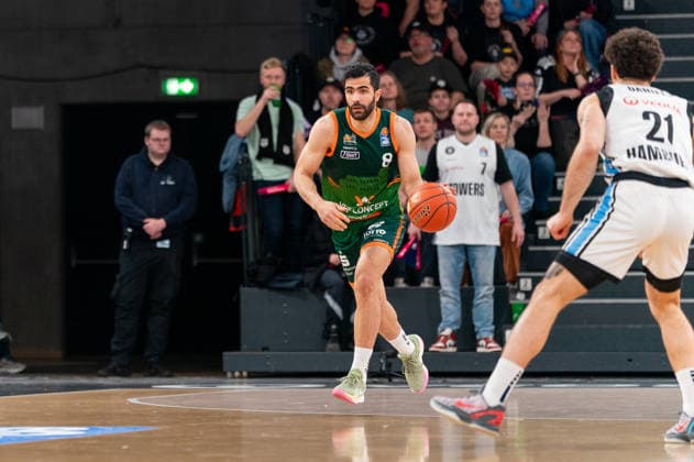 Behnam Yakhchali Dehkordi Gladiators Trier, 08 dribbling against Devon Daniels Veolia Towers Hamburg, 21 , GER, Veolia Towers Hamburg vs VET CONCEPT Gladiators Trier, Basketball, Bundesliga, Matchday 15, Season 2025 2026, 22 03 2026 GER, Veolia Towers Hamburg vs VET CONCEPT Gladiators Trier, Basketball, Bundesliga, Matchday 15, Season 2025 2026, 22 03 2026 Hamburg Copyright: xEibner-Pressefoto MaxxVincenx EP_MVN