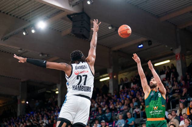 Behnam Yakhchali Dehkordi Gladiators Trier, 08 on throw, Karl Gamble Veolia Towers Hamburg, 27 , GER, Veolia Towers Hamburg vs VET CONCEPT Gladiators Trier, Basketball, Bundesliga, Matchday 15, Season 2025 2026, 22 03 2026 GER, Veolia Towers Hamburg vs VET CONCEPT Gladiators Trier, Basketball, Bundesliga, Matchday 15, Season 2025 2026, 22 03 2026 Hamburg Copyright: xEibner-Pressefoto MaxxVincenx EP_MVN