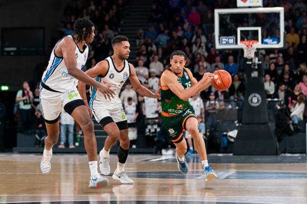 Jordan Roland Gladiators Trier, 15 dribbling against Kenneth Ogbe Veolia Towers Hamburg, 25 , Karl Gamble Veolia Towers Hamburg, 27 , GER, Veolia Towers Hamburg vs VET CONCEPT Gladiators Trier, Basketball, Bundesliga, Matchday 15, Season 2025 2026, 22 03 2026 GER, Veolia Towers Hamburg vs VET CONCEPT Gladiators Trier, Basketball, Bundesliga, Matchday 15, Season 2025 2026, 22 03 2026 Hamburg Copyright: xEibner-Pressefoto MaxxVincenx EP_MVN