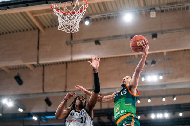 Jordan Roland Gladiators Trier, 15 on a lay-up, Karl Gamble Veolia Towers Hamburg, 27 , GER, Veolia Towers Hamburg vs VET CONCEPT Gladiators Trier, Basketball, Bundesliga, Matchday 15, Season 2025 2026, 22 03 2026 GER, Veolia Towers Hamburg vs VET CONCEPT Gladiators Trier, Basketball, Bundesliga, Matchday 15, Season 2025 2026, 22 03 2026 Hamburg Copyright: xEibner-Pressefoto MaxxVincenx EP_MVN
