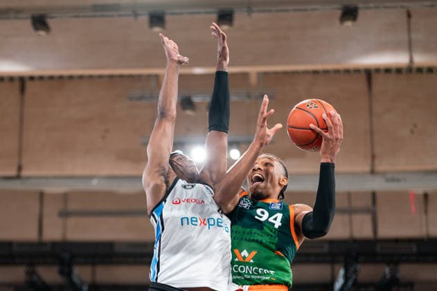 George King Gladiators Trier, 94 on a lay-up against Karl Gamble Veolia Towers Hamburg, 27 , GER, Veolia Towers Hamburg vs VET CONCEPT Gladiators Trier, Basketball, Bundesliga, Matchday 15, Season 2025 2026, 22 03 2026 GER, Veolia Towers Hamburg vs VET CONCEPT Gladiators Trier, Basketball, Bundesliga, Matchday 15, Season 2025 2026, 22 03 2026 Hamburg Copyright: xEibner-Pressefoto MaxxVincenx EP_MVN