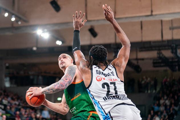 Maik Zirbes Gladiators Trier, 33 on a lay-up against Karl Gamble Veolia Towers Hamburg, 27 , GER, Veolia Towers Hamburg vs VET CONCEPT Gladiators Trier, Basketball, Bundesliga, Matchday 15, Season 2025 2026, 22 03 2026 GER, Veolia Towers Hamburg vs VET CONCEPT Gladiators Trier, Basketball, Bundesliga, Matchday 15, Season 2025 2026, 22 03 2026 Hamburg Copyright: xEibner-Pressefoto MaxxVincenx EP_MVN