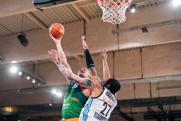 Maik Zirbes Gladiators Trier, 33 on a lay-up against Karl Gamble Veolia Towers Hamburg, 27 , GER, Veolia Towers Hamburg vs VET CONCEPT Gladiators Trier, Basketball, Bundesliga, Matchday 15, Season 2025 2026, 22 03 2026 GER, Veolia Towers Hamburg vs VET CONCEPT Gladiators Trier, Basketball, Bundesliga, Matchday 15, Season 2025 2026, 22 03 2026 Hamburg Copyright: xEibner-Pressefoto MaxxVincenx EP_MVN