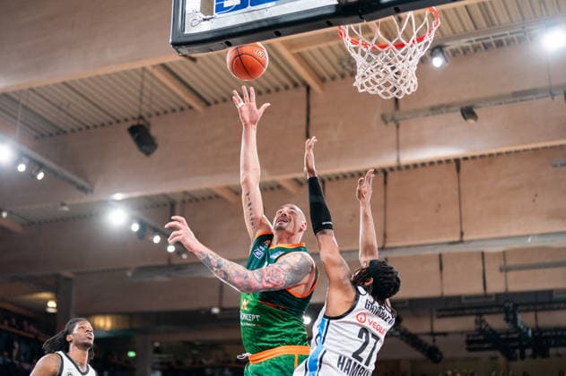 Maik Zirbes Gladiators Trier, 33 on a lay-up against Karl Gamble Veolia Towers Hamburg, 27 , GER, Veolia Towers Hamburg vs VET CONCEPT Gladiators Trier, Basketball, Bundesliga, Matchday 15, Season 2025 2026, 22 03 2026 GER, Veolia Towers Hamburg vs VET CONCEPT Gladiators Trier, Basketball, Bundesliga, Matchday 15, Season 2025 2026, 22 03 2026 Hamburg Copyright: xEibner-Pressefoto MaxxVincenx EP_MVN