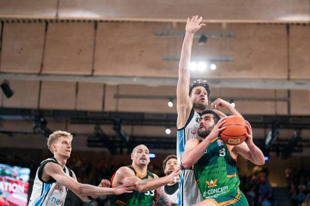 Zsombor Maronka Veolia Towers Hamburg, 05 , Maik Zirbes Gladiators Trier, 33 , Benedikt Turudic Veolia Towers Hamburg, 44 , Behnam Yakhchali Dehkordi Gladiators Trier, 08 on the ball, GER, Veolia Towers Hamburg vs VET CONCEPT Gladiators Trier, Basketball, Bundesliga, Matchday 15, Season 2025 2026, 22 03 2026 GER, Veolia Towers Hamburg vs VET CONCEPT Gladiators Trier, Basketball, Bundesliga, Matchday 15, Season 2025 2026, 22 03 2026 Hamburg Copyright: xEibner-Pressefoto MaxxVincenx EP_MVN