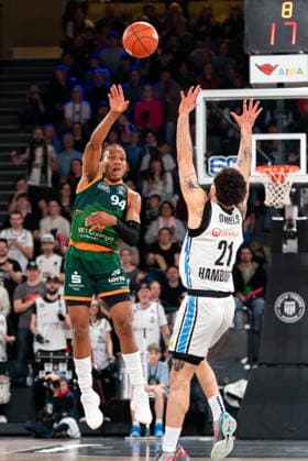 George King Gladiators Trier, 94 Pass, Devon Daniels Veolia Towers Hamburg, 21 , GER, Veolia Towers Hamburg vs VET CONCEPT Gladiators Trier, Basketball, Bundesliga, Matchday 15, Season 2025 2026, 22 03 2026 GER, Veolia Towers Hamburg vs VET CONCEPT Gladiators Trier, Basketball, Bundesliga, Matchday 15, Season 2025 2026, 22 03 2026 Hamburg Copyright: xEibner-Pressefoto MaxxVincenx EP_MVN