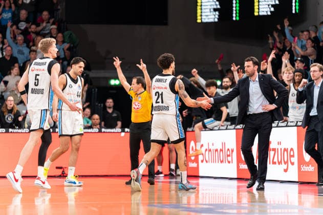 Devon Daniels Veolia Towers Hamburg, 21 cheers with Benka Barloschky Veolia Towers Hamburg, coach and bench, GER, Veolia Towers Hamburg vs VET CONCEPT Gladiators Trier, Basketball, Bundesliga, Matchday 15, Season 2025 2026, 22 03 2026 GER, Veolia Towers Hamburg vs VET CONCEPT Gladiators Trier, Basketball, Bundesliga, Matchday 15, Season 2025 2026, 22 03 2026 Hamburg Copyright: xEibner-Pressefoto MaxxVincenx EP_MVN