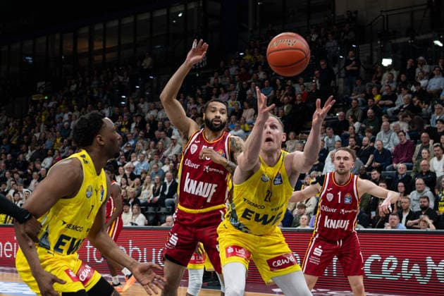 GER, Basketball, easy Credit BBL, EWE Baskets Oldenburg vs Fitness First Würzburg Baskets 22 03 2026, EWE Arena, Oldenburg, GER, easy Credit BBL, EWE Baskets Oldenburg vs Fitness First Würzburg Baskets, pictured Seth HINRICHS EWE Baskets Oldenburg 21 David MUENKAT FIT One Würzburg Baskets 55 Lukas HERZOG FIT One Würzburg Baskets 1 nordphotoxgmbhx xRojahn nph00310