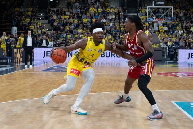 GER, Basketball, easy Credit BBL, EWE Baskets Oldenburg vs Fitness First Würzburg Baskets 22 03 2026, EWE Arena, Oldenburg, GER, easy Credit BBL, EWE Baskets Oldenburg vs Fitness First Würzburg Baskets, pictured Brain FOBBS EWE Baskets Oldenburg 4 Marcus CARR FIT One WuÌˆrzburg Baskets 5 nordphotoxgmbhx xRojahn nph00310