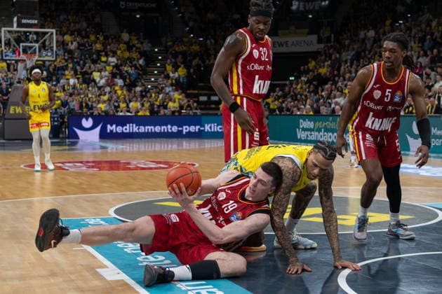 GER, Basketball, easy Credit BBL, EWE Baskets Oldenburg vs Fitness First Würzburg Baskets 22 03 2026, EWE Arena, Oldenburg, GER, easy Credit BBL, EWE Baskets Oldenburg vs Fitness First Würzburg Baskets, in the picture Christian SKLADANOWSKI FIT One WuÌˆrzburg Baskets 19 Michale KYSER EWE Baskets Oldenburg 12 Charles THOMPSON FIT One WuÌˆrzburg Baskets 32 Marcus CARR FIT One WuÌˆrzburg Baskets 5 nordphotoxgmbhx xRojahn nph00310