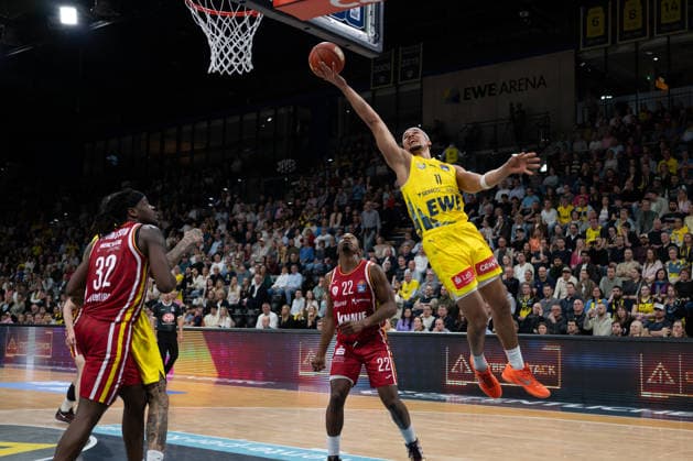 GER, Basketball, easy Credit BBL, EWE Baskets Oldenburg vs Fitness First Würzburg Baskets 22 03 2026, EWE Arena, Oldenburg, GER, easy Credit BBL, EWE Baskets Oldenburg vs Fitness First Würzburg Baskets, pictured Nicholas TISCHLER EWE Baskets Oldenburg 11 Charles THOMPSON FIT One WuÌˆrzburg Baskets 32 Johnathan STOVE FIT One WuÌˆrzburg Baskets 22 nordphotoxgmbhx xRojahn nph00310