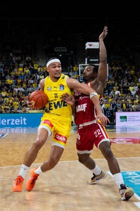 GER, Basketball, easy Credit BBL, EWE Baskets Oldenburg vs Fitness First Würzburg Baskets 22 03 2026, EWE Arena, Oldenburg, GER, easy Credit BBL, EWE Baskets Oldenburg vs Fitness First Würzburg Baskets, in the picture Nicholas TISCHLER EWE Baskets Oldenburg 11 Johnathan STOVE FIT One WuÌˆrzburg Baskets 22 nordphotoxgmbhx xRojahn nph00310
