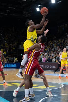 GER, Basketball, easy Credit BBL, EWE Baskets Oldenburg vs Fitness First Würzburg Baskets 22 03 2026, EWE Arena, Oldenburg, GER, easy Credit BBL, EWE Baskets Oldenburg vs Fitness First Würzburg Baskets, pictured Chris CLEMONS EWE Baskets Oldenburg 3 Johnathan STOVE FIT One WuÌˆrzburg Baskets 22 nordphotoxgmbhx xRojahn nph00310