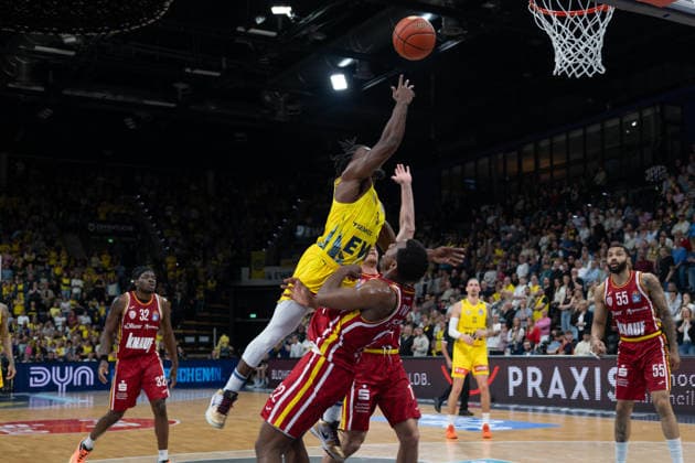 GER, Basketball, easy Credit BBL, EWE Baskets Oldenburg vs Fitness First Würzburg Baskets 22 03 2026, EWE Arena, Oldenburg, GER, easy Credit BBL, EWE Baskets Oldenburg vs Fitness First Würzburg Baskets, pictured Chris CLEMONS EWE Baskets Oldenburg 3 Johnathan STOVE FIT One WuÌˆrzburg Baskets 22 nordphotoxgmbhx xRojahn nph00310