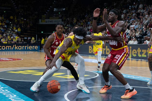 GER, Basketball, easy Credit BBL, EWE Baskets Oldenburg vs Fitness First Würzburg Baskets 22 03 2026, EWE Arena, Oldenburg, GER, easy Credit BBL, EWE Baskets Oldenburg vs Fitness First Würzburg Baskets, pictured Brain FOBBS EWE Baskets Oldenburg 4 Marcus CARR FIT One WuÌˆrzburg Baskets 5 Charles THOMPSON FIT One WuÌˆrzburg Baskets 32 nordphotoxgmbhx xRojahn nph00310
