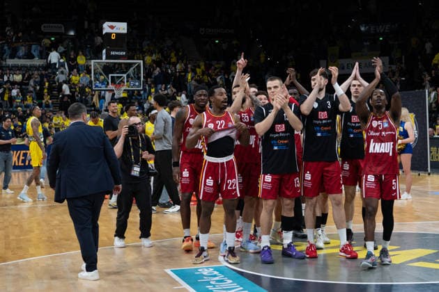 GER, Basketball, easy Credit BBL, EWE Baskets Oldenburg vs Fitness First Würzburg Baskets 22 03 2026, EWE Arena, Oldenburg, GER, easy Credit BBL, EWE Baskets Oldenburg vs Fitness First Würzburg Baskets, in the picture The winners Johnathan STOVE FIT One WuÌˆrzburg Baskets 22 Marko PETRIC FIT One WuÌˆrzburg Baskets 13 Leo SAFFER FIT One WuÌˆrzburg Baskets 3 Marcus CARR FIT One WuÌˆrzburg Baskets 5 Charles THOMPSON FIT One WuÌˆrzburg Baskets 32 David MUENKAT FIT One WuÌˆrzburg Baskets 55 Christian SKLADANOWSKI FIT One WuÌˆrzburg Baskets 19 nordphotoxgmbhx xRojahn nph00310