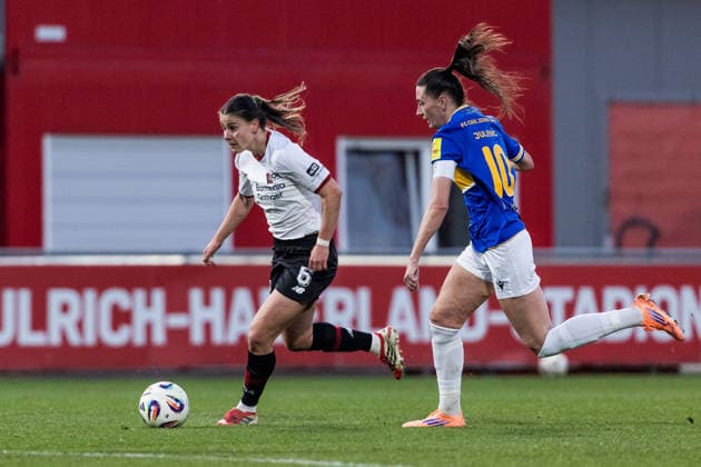 GOOGLE PIXEL Frauen Bundesliga, Bayer 04 Leverkusen FC Carl Zeiss Jena 22 03 2026 duel Katharina Piljic Bayer 04 Leverkusen, 6 , Merza Julevic FC Carl Zeiss Jena, 10 GOOGLE PIXEL Frauen Bundesliga, Bayer 04 Leverkusen FC Carl Zeiss Jena, Leverkusen, Ulrich Haberland Stadion am 22 03 2026 DFB REGULATIONS PROHIBIT ANY USE OF PHOTOGRAPHS AS IMAGE SEQUENCES AND OR QUASI VIDEO Copyright: xBEAUTIFULxSPORTS Wunderlx