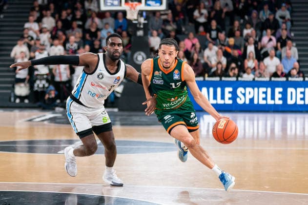 Jordan Roland Gladiators Trier, 15 dribbling against Osaro Rich Veolia Towers Hamburg, 03 , GER, Veolia Towers Hamburg vs VET CONCEPT Gladiators Trier, Basketball, Bundesliga, Matchday 15, Season 2025 2026, 22 03 2026 GER, Veolia Towers Hamburg vs VET CONCEPT Gladiators Trier, Basketball, Bundesliga, Matchday 15, Season 2025 2026, 22 03 2026 Hamburg Copyright: xEibner-Pressefoto MaxxVincenx EP_MVN