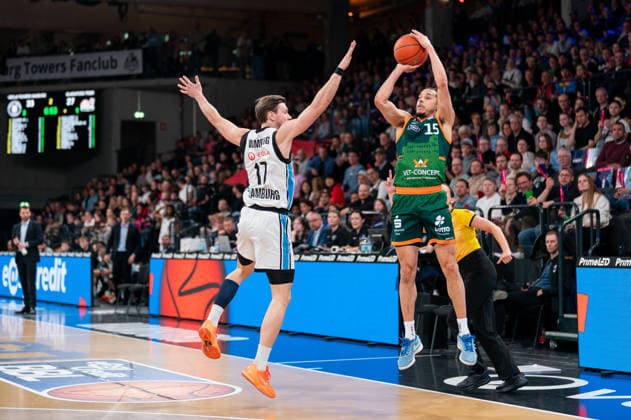 Jordan Roland Gladiators Trier, 15 on throw, Niklas Wimberg Veolia Towers Hamburg, 17 , GER, Veolia Towers Hamburg vs VET CONCEPT Gladiators Trier, Basketball, Bundesliga, Matchday 15, Season 2025 2026, 22 03 2026 GER, Veolia Towers Hamburg vs VET CONCEPT Gladiators Trier, Basketball, Bundesliga, Matchday 15, Season 2025 2026, 22 03 2026 Hamburg Copyright: xEibner-Pressefoto MaxxVincenx EP_MVN