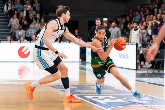 Jordan Roland Gladiators Trier, 15 dribbling against Niklas Wimberg Veolia Towers Hamburg, 17 , GER, Veolia Towers Hamburg vs VET CONCEPT Gladiators Trier, Basketball, Bundesliga, Matchday 15, Season 2025 2026, 22 03 2026 GER, Veolia Towers Hamburg vs VET CONCEPT Gladiators Trier, Basketball, Bundesliga, Matchday 15, Season 2025 2026, 22 03 2026 Hamburg Copyright: xEibner-Pressefoto MaxxVincenx EP_MVN