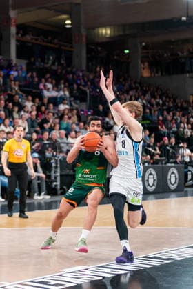 Behnam Yakhchali Dehkordi Gladiators Trier, 08 dribbling against Jared Grey Veolia Towers Hamburg, 08 , GER, Veolia Towers Hamburg vs VET CONCEPT Gladiators Trier, Basketball, Bundesliga, Matchday 15, Season 2025 2026, 22 03 2026 GER, Veolia Towers Hamburg vs VET CONCEPT Gladiators Trier, Basketball, Bundesliga, Matchday 15, Season 2025 2026, 22 03 2026 Hamburg Copyright: xEibner-Pressefoto MaxxVincenx EP_MVN