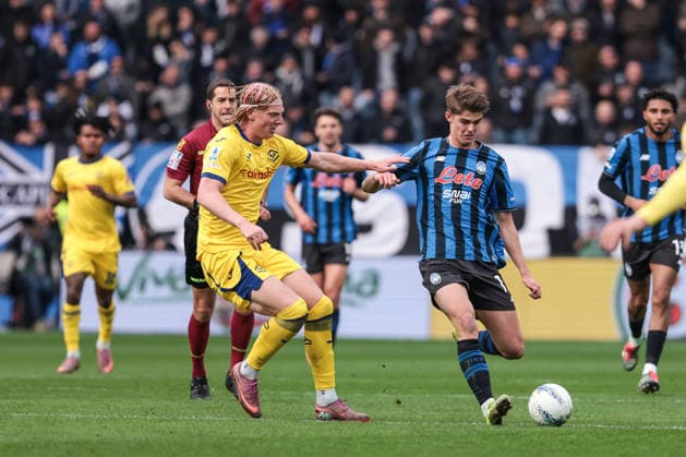 Atalanta BC v Hellas Verona FC - Serie A Charles De Ketelaere of Atalanta BC and Andrias Edmundsson of Hellas Verona FC during the Serie A football match between Atalanta BC and Hellas Verona FC in Bergamo, Italy, on March 22, 2026, at New Balance Arena. Bergamo Italy  Copyright: xEmanuelexComincinix originalFilename:comincini-atalanta260322_npFQG.jpg