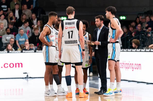 Veolia Towers Hamburg in the huddle, Kenneth Ogbe Veolia Towers Hamburg, 25 , Osaro Rich Veolia Towers Hamburg, 03 , Niklas Wimberg Veolia Towers Hamburg, 17 , Ross Williams Veolia Towers Hamburg, 34 , Benka Barloschky Veolia Towers Hamburg, coach , Benedikt Turudic Veolia Towers Hamburg, 44 , GER, Veolia Towers Hamburg vs VET CONCEPT Gladiators Trier, Basketball, Bundesliga, Matchday 15, Season 2025 2026, 22 03 2026 GER, Veolia Towers Hamburg vs VET CONCEPT Gladiators Trier, Basketball, Bundesliga, Matchday 15, Season 2025 2026, 22 03 2026 Hamburg Copyright: xEibner-Pressefoto MaxxVincenx EP_MVN