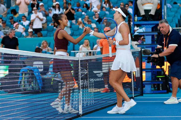 MIAMI GARDENS, FL - MARCH 22: Jessica Pegula (USA) celebrates her win after her women™s third round singles match and shakes hands with Leylah Fernandez (CAN) at the Miami Open on March 22, 2026, at Hard Rock Stadium in Miami Gardens, Florida,(Photo by Chris Arjoon Icon Sportswire) TENNIS: MAR 22 Miami Open EDITORIAL USE ONLY Icon2603220010002