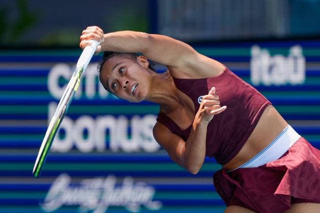 MIAMI GARDENS, FL - MARCH 22: Leylah Fernandez (CAN) in action during her women™s third round singles match against Jessica Pegula (USA) at the Miami Open on March 22, 2026, at Hard Rock Stadium in Miami Gardens, Florida,(Photo by Chris Arjoon Icon Sportswire) TENNIS: MAR 22 Miami Open EDITORIAL USE ONLY Icon2603220010011