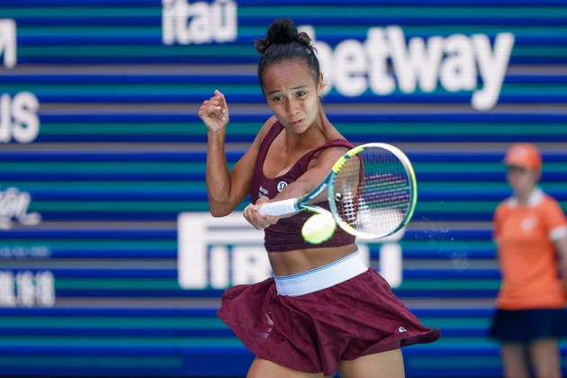 MIAMI GARDENS, FL - MARCH 22: Leylah Fernandez (CAN) in action during her women™s third round singles match against Jessica Pegula (USA) at the Miami Open on March 22, 2026, at Hard Rock Stadium in Miami Gardens, Florida,(Photo by Chris Arjoon Icon Sportswire) TENNIS: MAR 22 Miami Open EDITORIAL USE ONLY Icon2603220010013