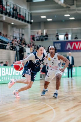 BB 1BL Women Syntainics MBC Lions TK Hannover Luchse Katelyn Shumate GISA Lions MBC in duel with Lashae Dwyer TK Hannover Luchse during the 2025 2026 season in the DBBL Toyota Bundesliga Syntainics MBC Lions and TK Hannover Luchse at SWH Arena on March 22, 2026 in Halle Saale, Sachsen Anhalt, Germany