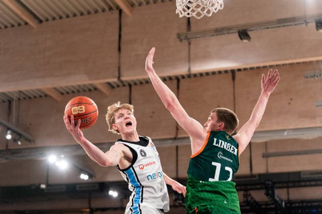 Jared Grey Veolia Towers Hamburg, 08 on a lay-up against Marten Linssen Gladiators Trier, 12 , GER, Veolia Towers Hamburg vs VET CONCEPT Gladiators Trier, Basketball, Bundesliga, Matchday 15, Season 2025 2026, 22 03 2026 GER, Veolia Towers Hamburg vs VET CONCEPT Gladiators Trier, Basketball, Bundesliga, Matchday 15, Season 2025 2026, 22 03 2026 Hamburg Copyright: xEibner-Pressefoto MaxxVincenx EP_MVN