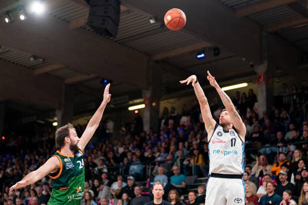 Niklas Wimberg Veolia Towers Hamburg, 17 on throw, JJ Mann Gladiators Trier, 24 , GER, Veolia Towers Hamburg vs VET CONCEPT Gladiators Trier, Basketball, Bundesliga, Matchday 15, Season 2025 2026, 22 03 2026 GER, Veolia Towers Hamburg vs VET CONCEPT Gladiators Trier, Basketball, Bundesliga, Matchday 15, Season 2025 2026, 22 03 2026 Hamburg Copyright: xEibner-Pressefoto MaxxVincenx EP_MVN