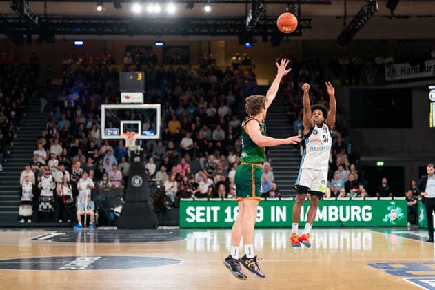 Ross Williams Veolia Towers Hamburg, 34 on throw, Marco Hollersbacher Gladiators Trier, 09 , GER, Veolia Towers Hamburg vs VET CONCEPT Gladiators Trier, Basketball, Bundesliga, Matchday 15, Season 2025 2026, 22 03 2026 GER, Veolia Towers Hamburg vs VET CONCEPT Gladiators Trier, Basketball, Bundesliga, Matchday 15, Season 2025 2026, 22 03 2026 Hamburg Copyright: xEibner-Pressefoto MaxxVincenx EP_MVN