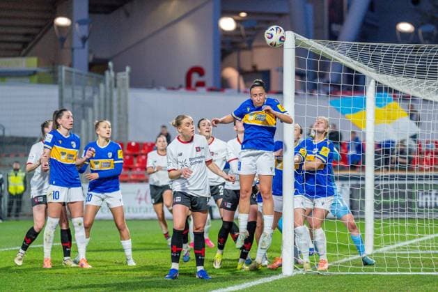 Post after a corner, Cornelia Kramer Bayer 04 Leverkusen, 07 looks on and Nelly Juckel FC Carl Zeiss Jena, 31 jump throwingt underneath Bayer 04 Leverkusen vs FC Carl Zeiss Jena, Football, Google Pixel Womens Bundesliga, Matchday 21, Season 2025 26, 22 03 2026, Bayer 04 Leverkusen vs FC Carl Zeiss Jena, Football, Google Pixel Womens Bundesliga, Matchday 21, Season 2025 26, 22 03 2026 Leverkusen Copyright: xEibner-Pressefoto LukasxBaldygax EP_LBA